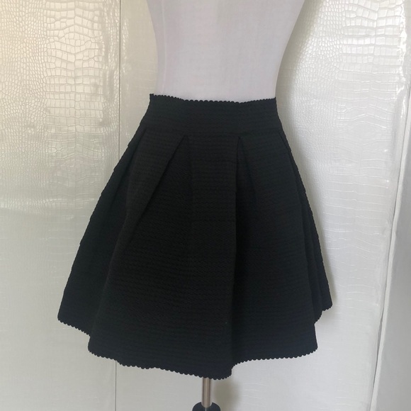 EXPRESS BLACK SKIRT. - Picture 2 of 8